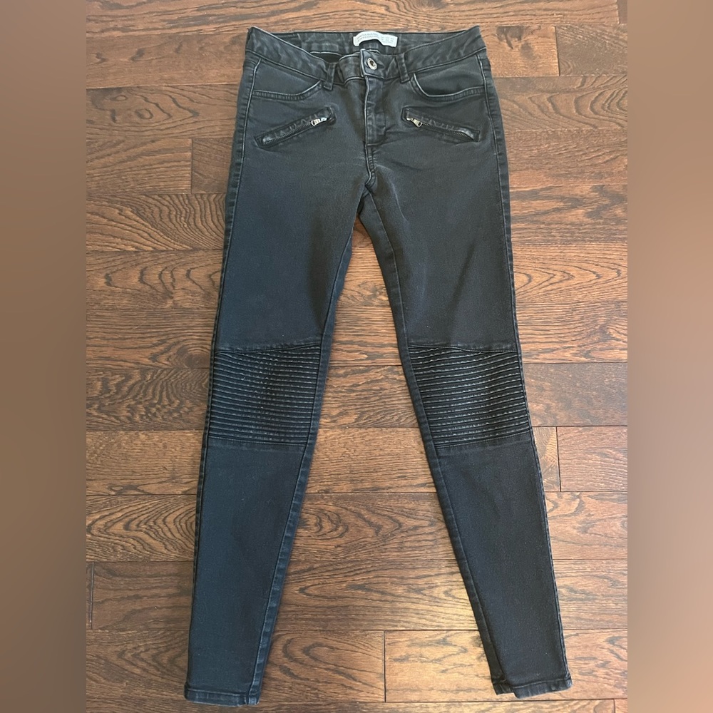 Zara Z1975 Denim Black Skinny Jeans with zippers and Motto Ribbed Knee